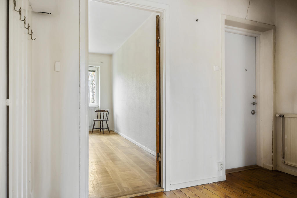 Välkommen in! Här finns ett fantastiskt trägolv. 