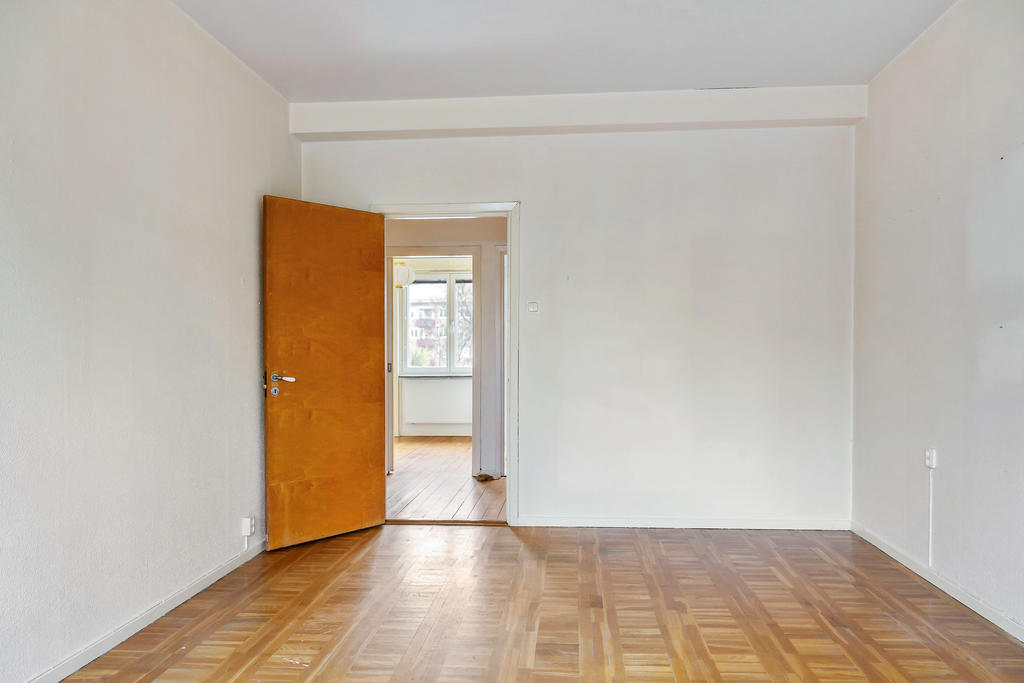 Allrummet är ljust och fint med fin ekparkett. 