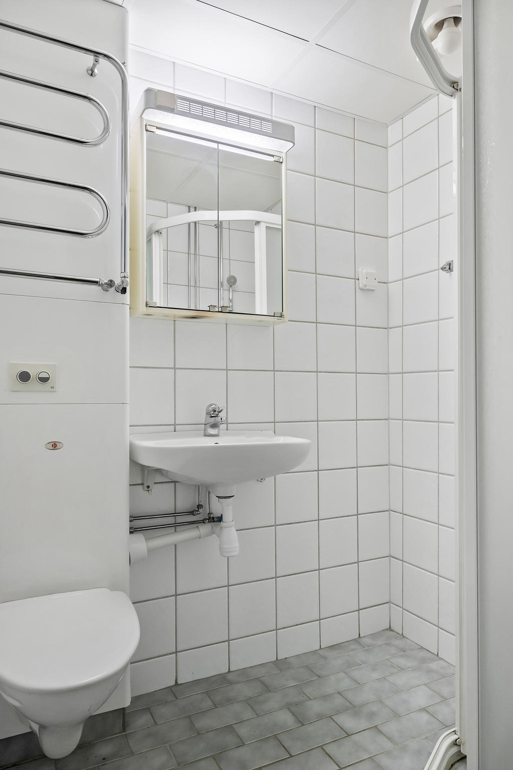 Fräsch WC med dusch i kakel och klinker. 