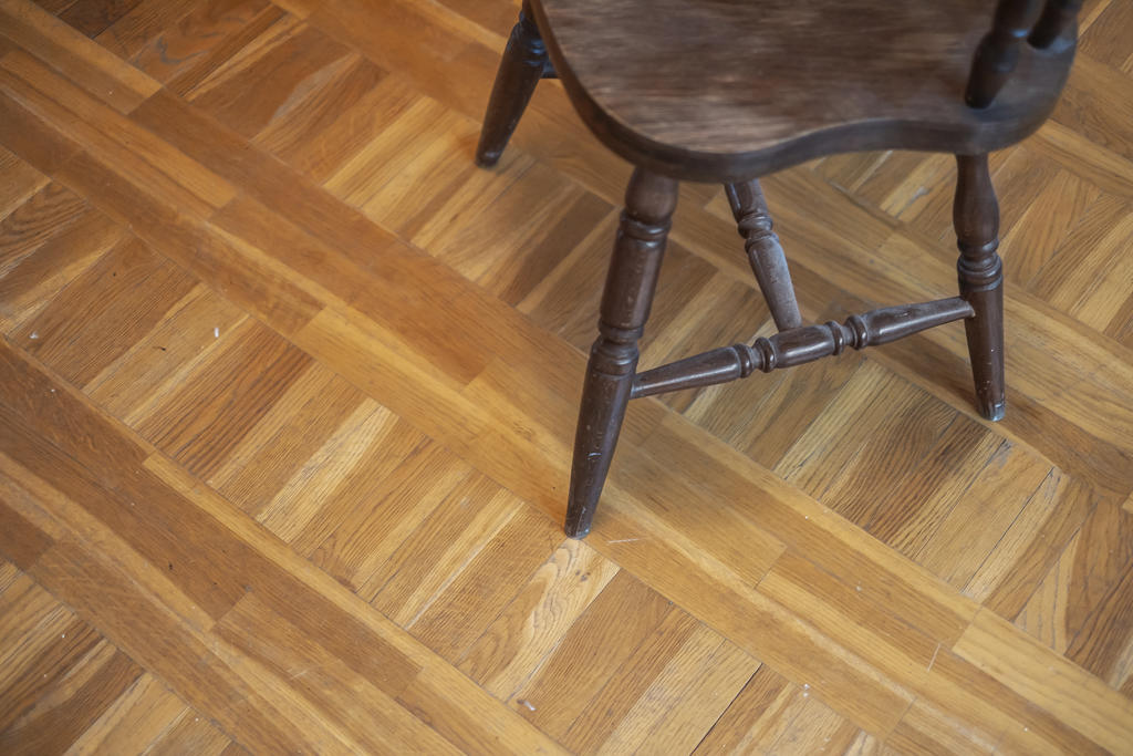 Detaljbild parkettgolv. 