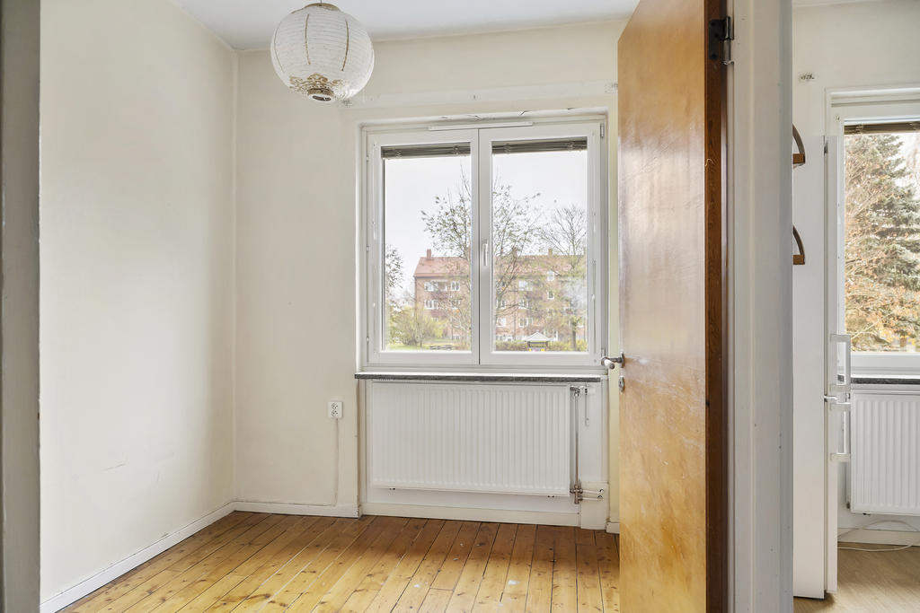 Sovrummet intill köket. Även här otroligt fint trägolv. 