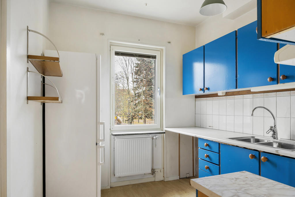 Köket är i äldre skick och behöver en uppdatering. 