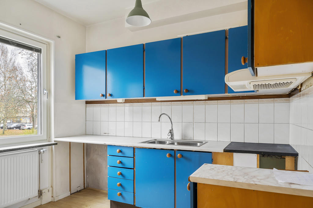 Gott om ljusinsläpp från fönstret, vy ut mot parken. 