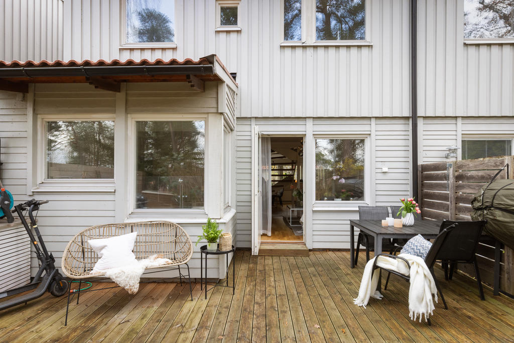 Uteplats på baksidan mot allmänning.