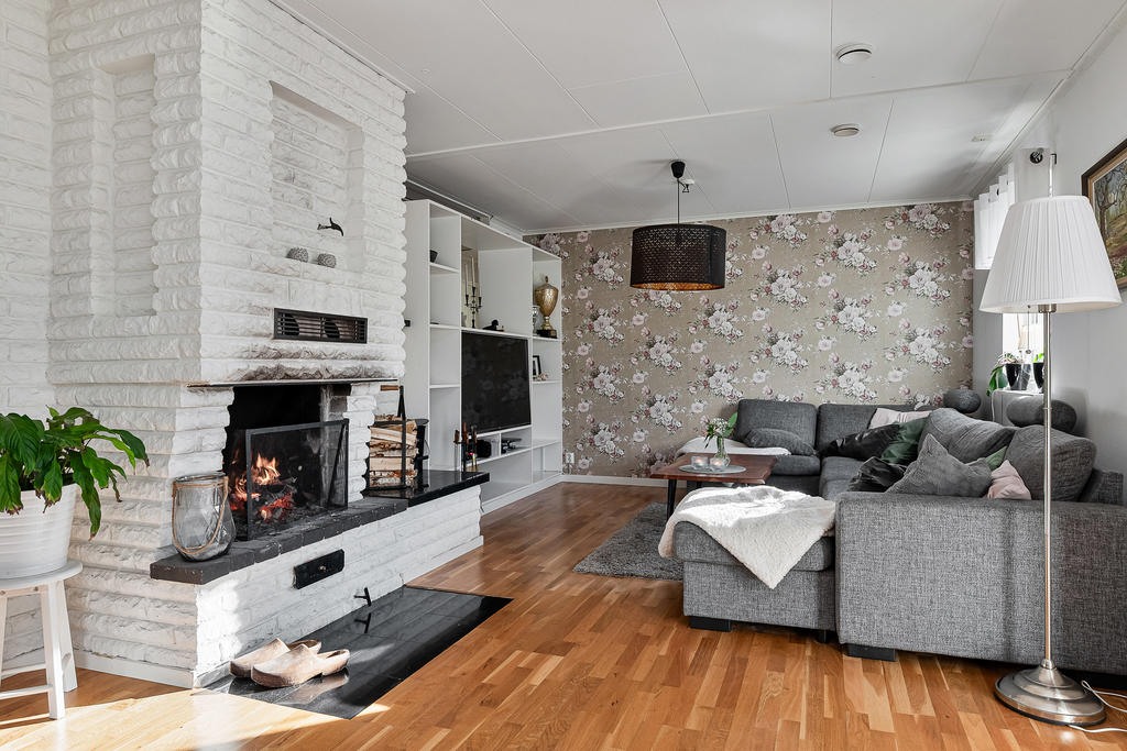 Vardagsrum med mysig öppen spis