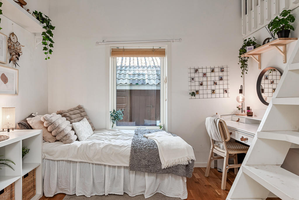 Sovrum med loft i utbyggda delen