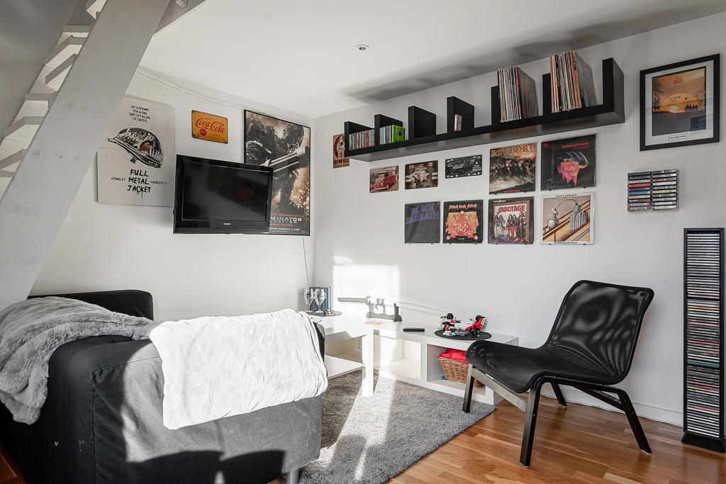 Sovrum med loft i den utbyggda delen