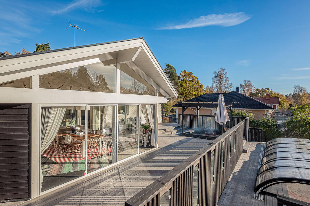 Fantastiskt altandäck, soldäck med pool