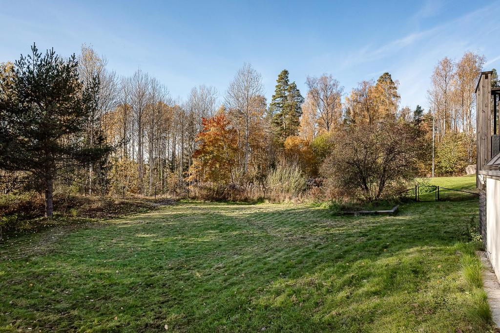 Härlig och stor trädgårdstomt