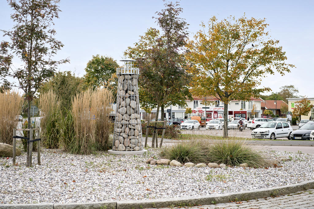 Runt torget finns både Coop med sin omtyckta köttdisk, fiskhandel, Lantmännen, blomsterhandel, inredningsbutik och restauranger.