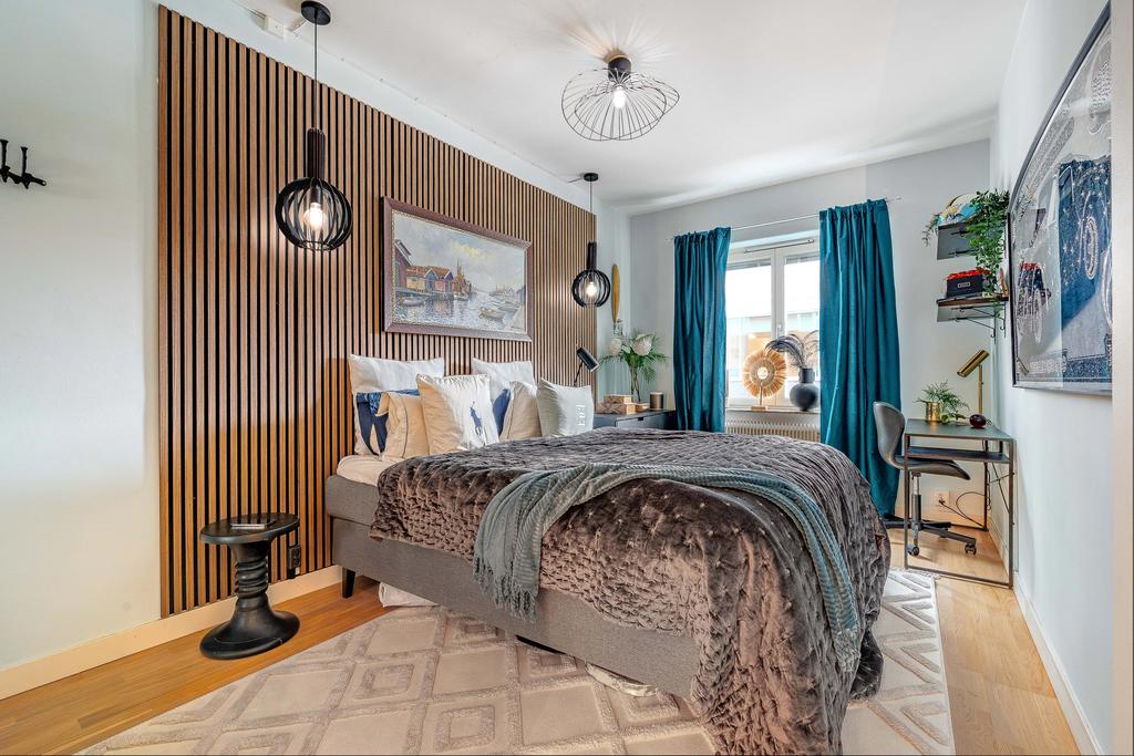 Sovrum med plats för större säng.