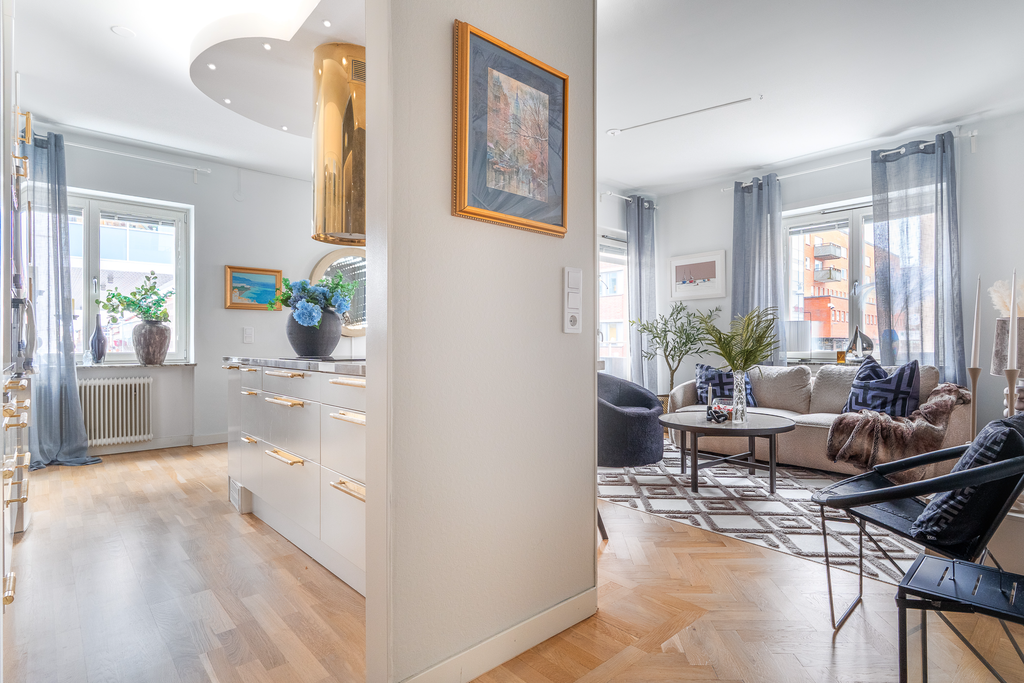 Kök och vardagsrum sett från hall.