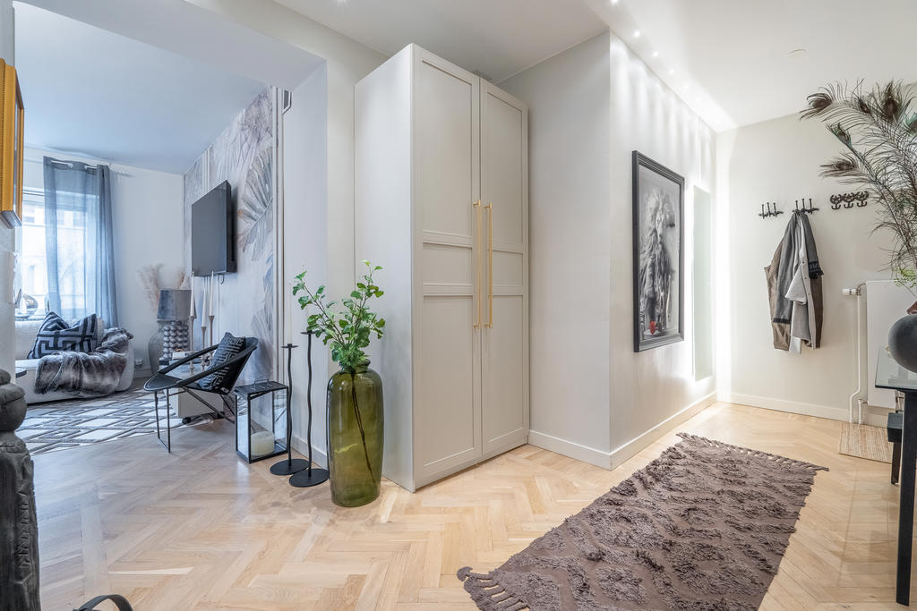 Hall med förvaring i garderober.