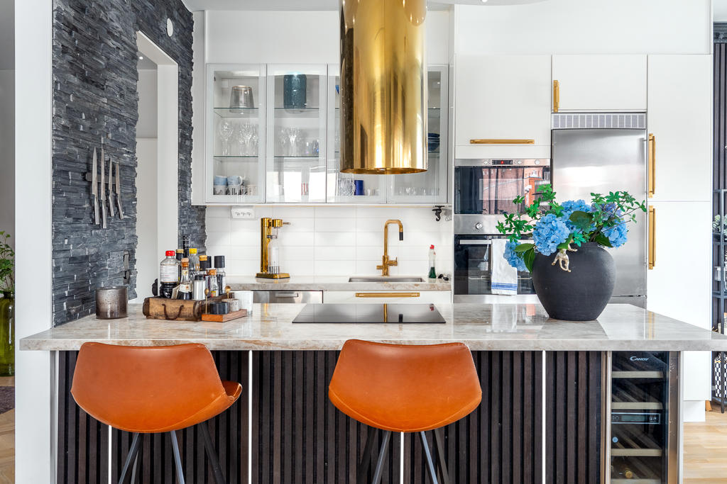 Köksö med sittplatser samt vinkyl.