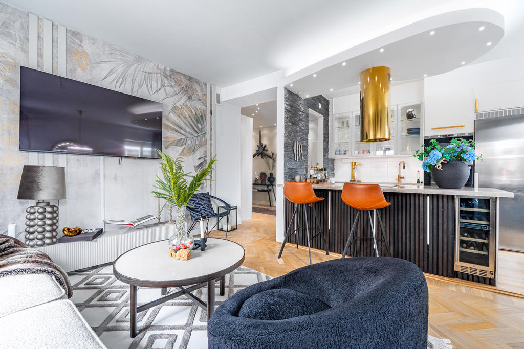 Del av vardagsrum mot kök.