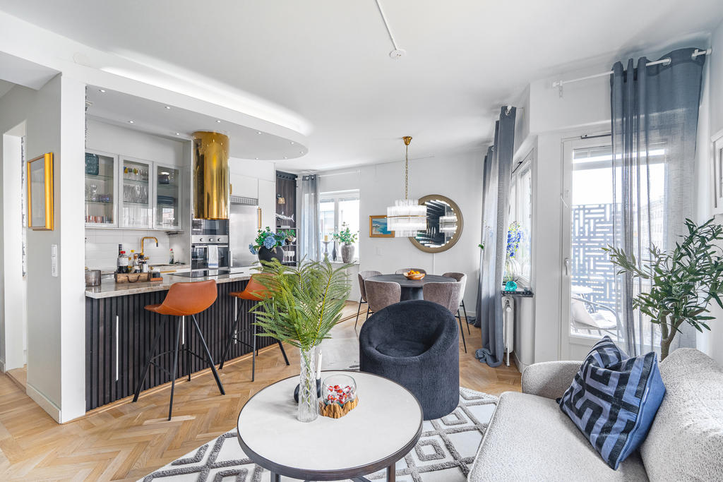 Öppna sociala ytor mellan kök och vardagsrum.