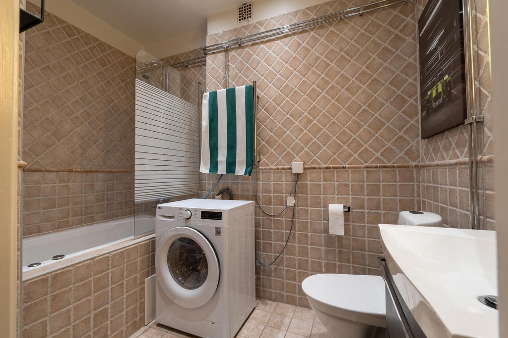 Badrum utrustat med kombimaskin.