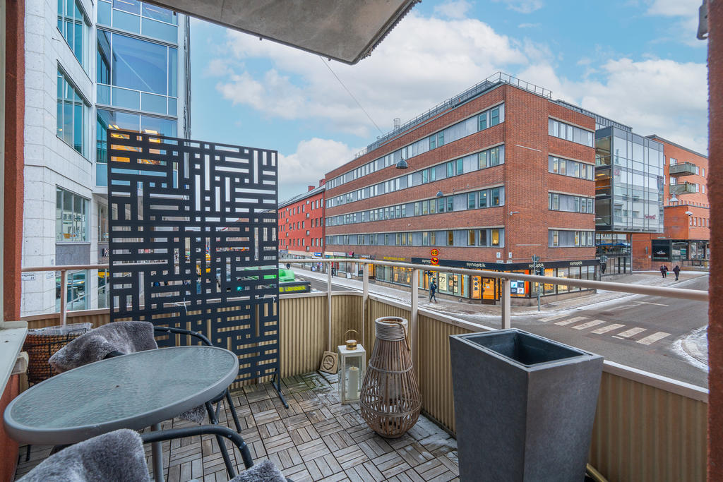 Möblerbar balkong i sydväst-läge.