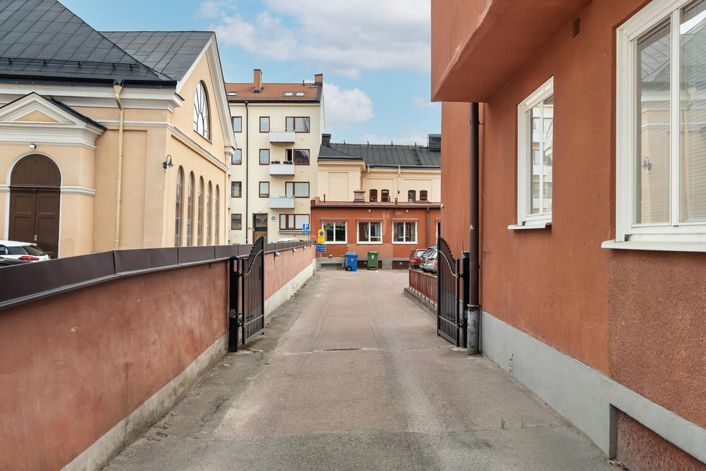 Grind till innergård.