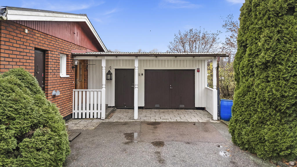 Garage och förråd vid entrén 