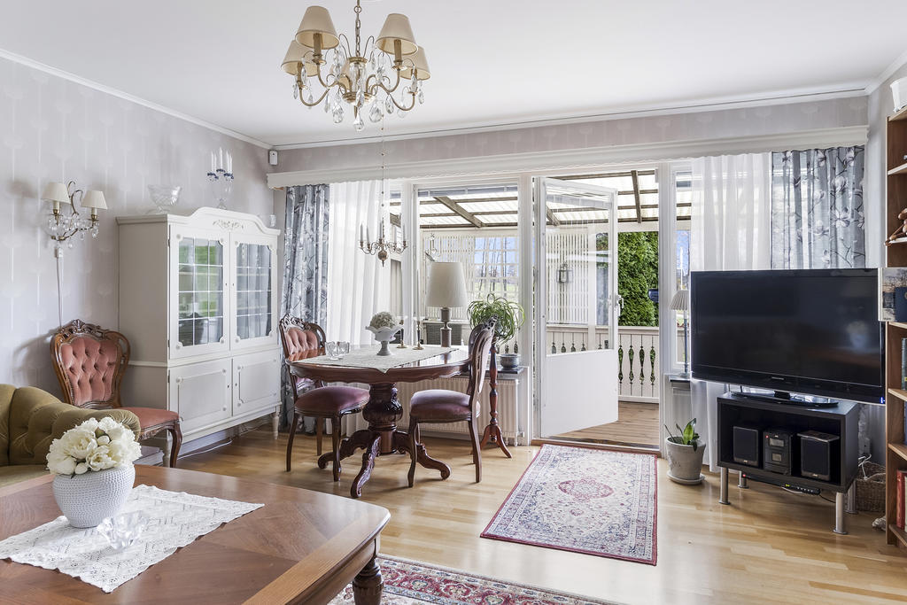 Vardagsrum med utgång till altan