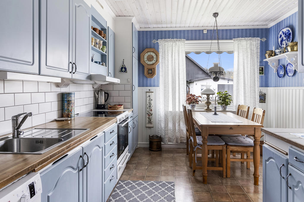 Kök med plats för matbord