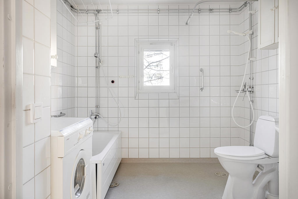 Kaklat badrum med både dusch och badkar. Rymligt med tvättmaskin. Fönster för härligt ljusinsläpp.