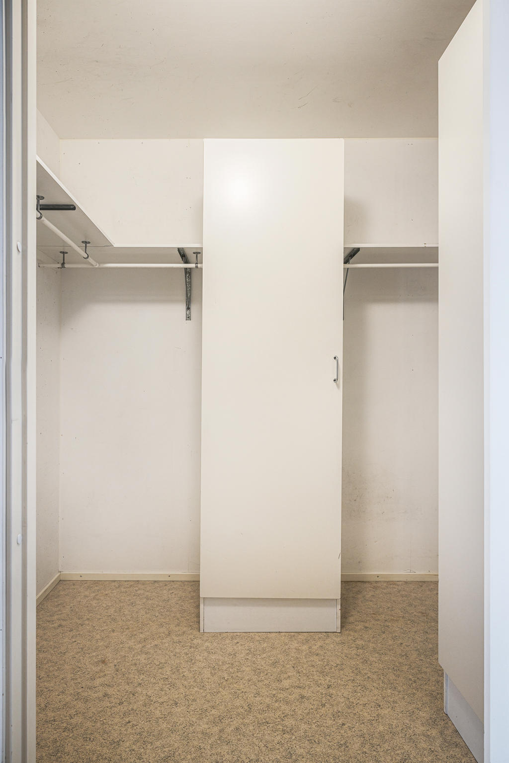 Klädkammare nås direkt från hallen