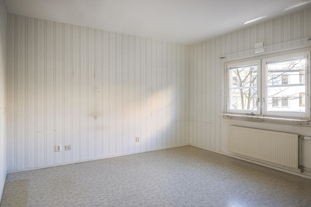 Stora sovrummet med plats för dubbelsäng och garderobsvägg