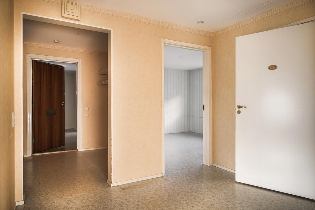 Mitt i lägenheten finns en välplanerad innerhall som når lägenhetens alla rum