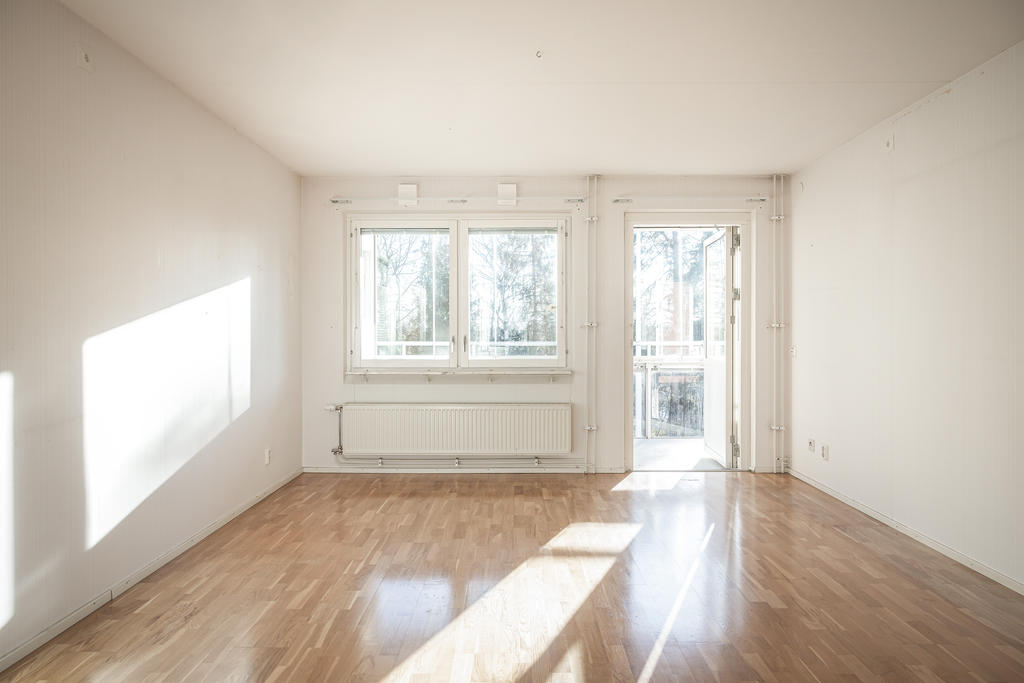 Vardagrummet rymmer möblering med gott om plats för soffgrupp, tv och bokhyllor