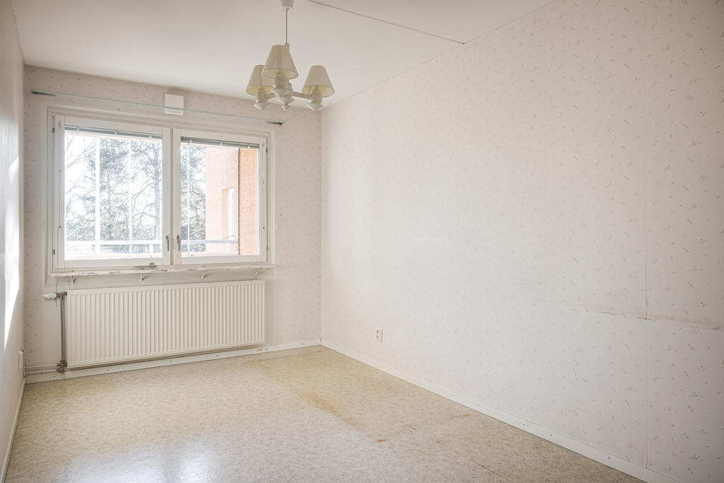 Gästrum eller kontor med fönster ut över föreningens innergård