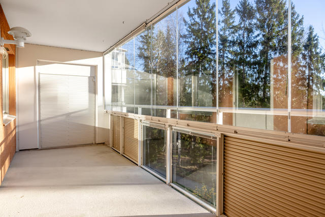 Välkommen till Romansvägen 35 med extra stor balkong i söderläge