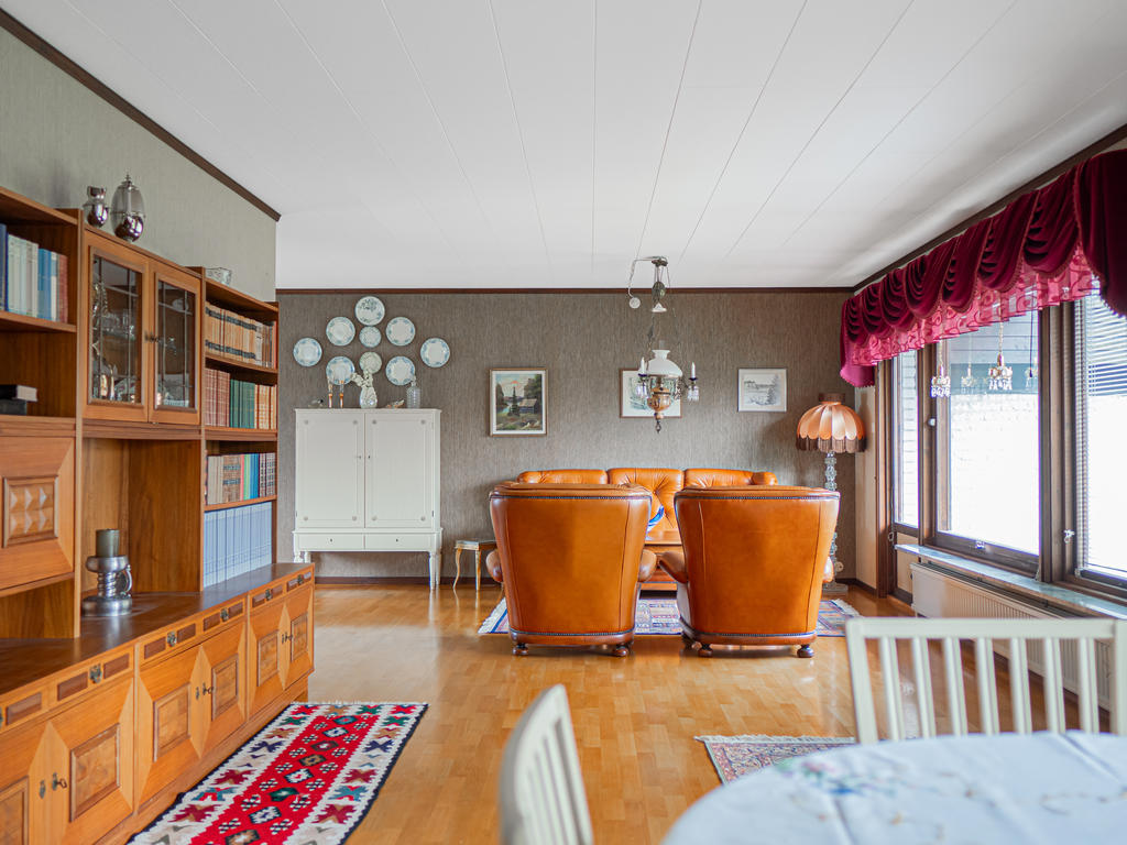 Husets planlösning är spännande och funktionell med flera etage som skapar naturlig rymd och avskildhet