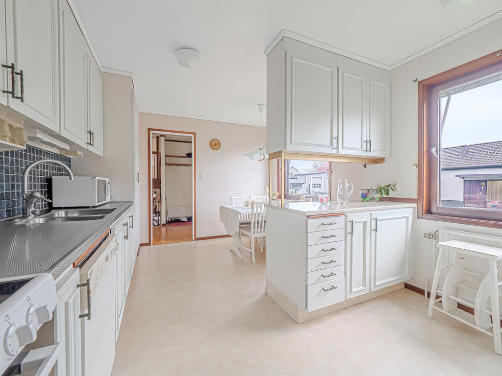 Kök utrustat med spis, fläkt, kyl & frys i fullhöjd, diskmaskin, vit skåpinredning