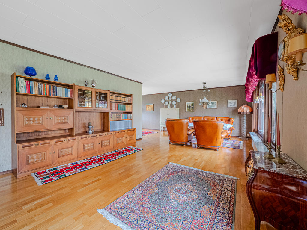 Vardagsrum med utgång till plattlagd uteplats och trädgården 