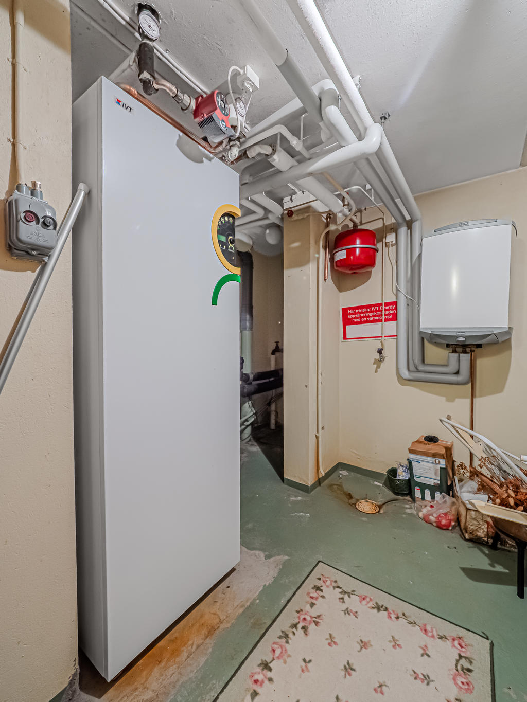 Pannrum, bergvärmepump (-01) samt extra varmvattenberedare 