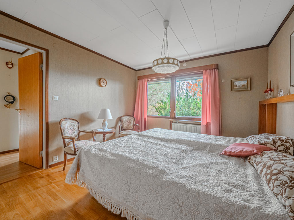 Sovrum med utgång till balkong i sydvästläge