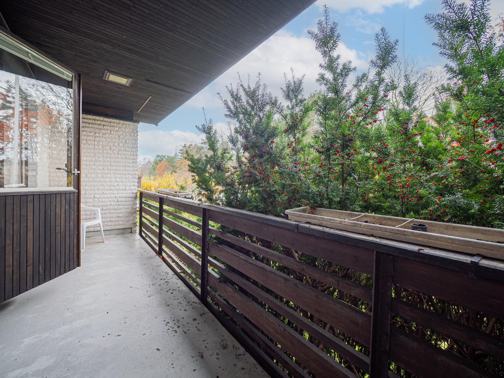 Balkong i sydvästläge med vy över trädgården  