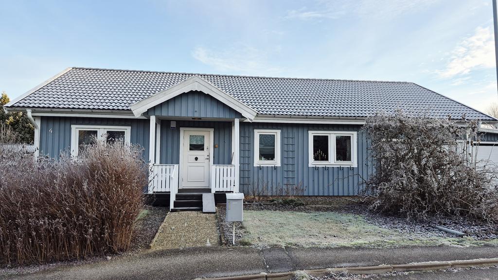 Välkomnande entré mot gatan