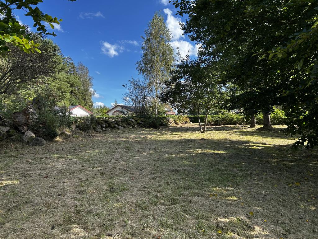 Plats för garage finns. 
Säljarens egna bild.