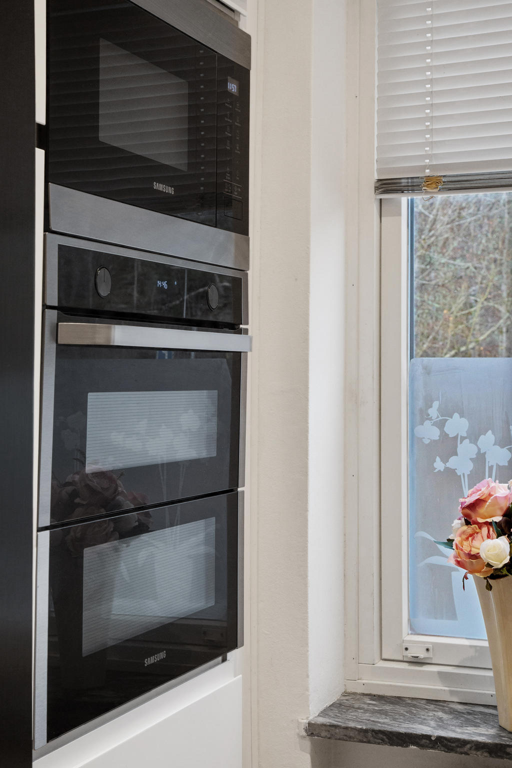 Inbyggd mikro och ugn där ugnen har möjlighet till två olika temperaturzoner 