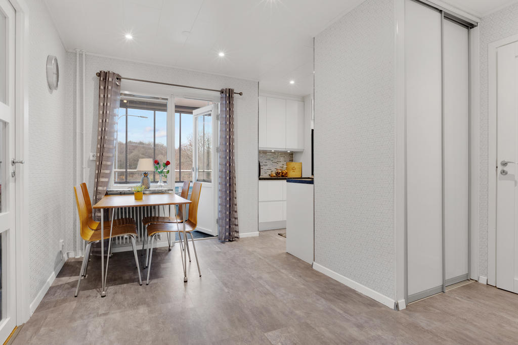 Från köket når ni den inglasade balkongen i bästa västerläge