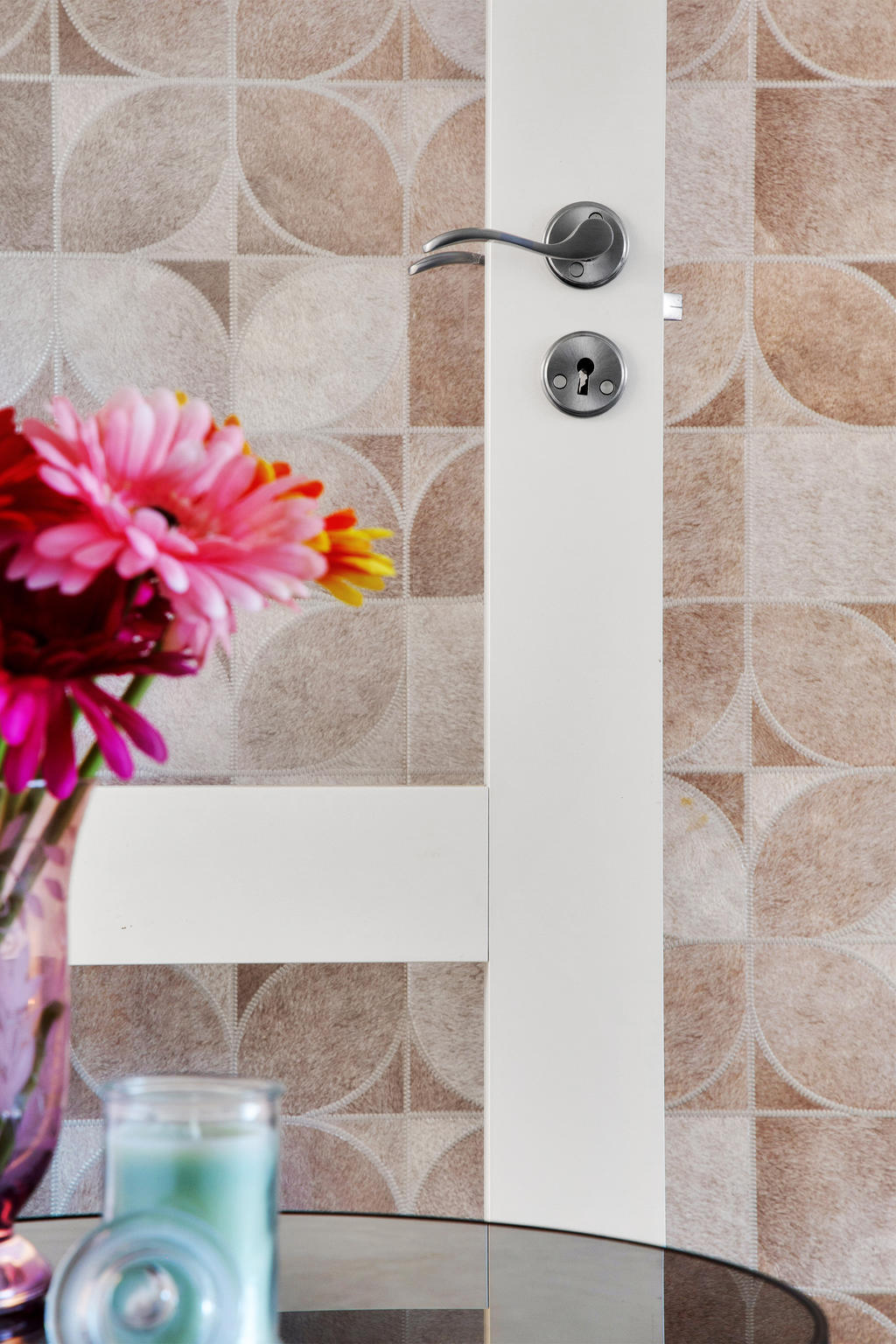 Fin glasdörr in till vardagsrum 