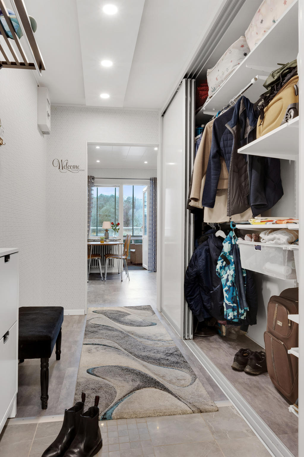 Hall med skjutdörrar och goda smart inredning 