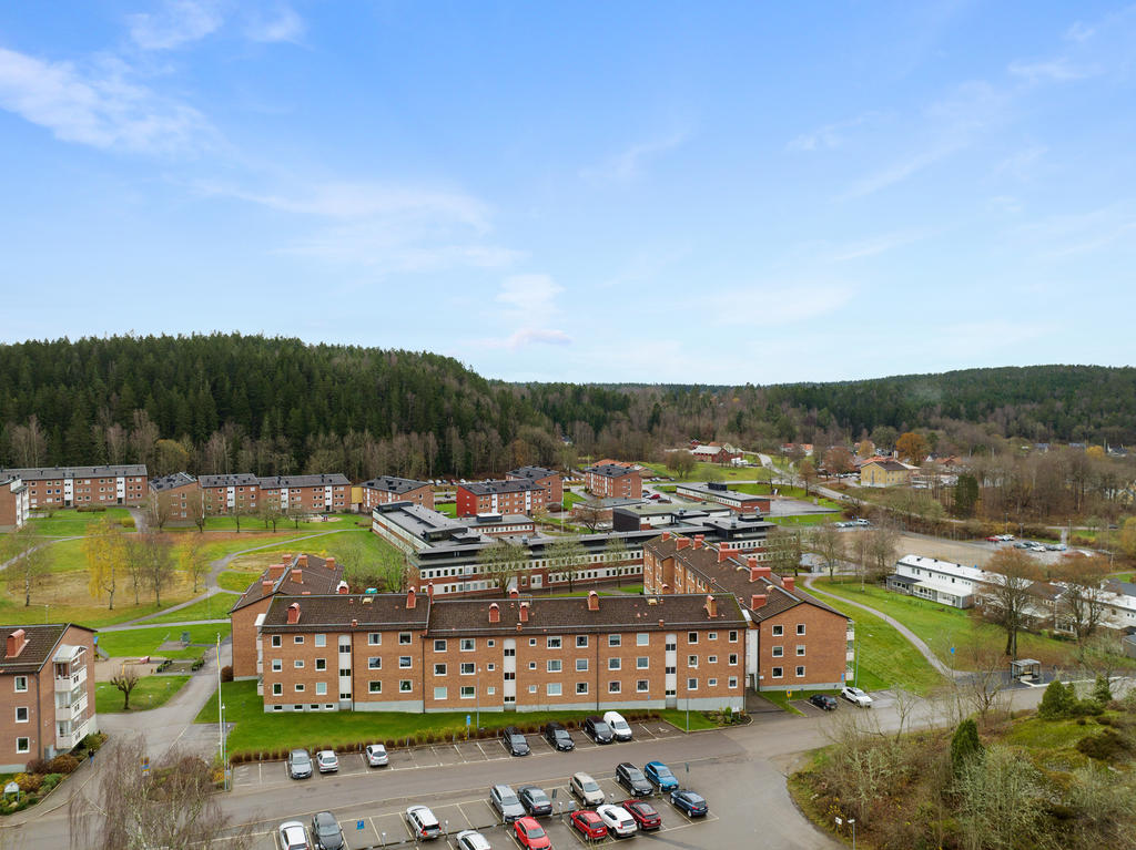 Omtyckt område med lekplatser, fina promenadstråk, förskola och grundskola 