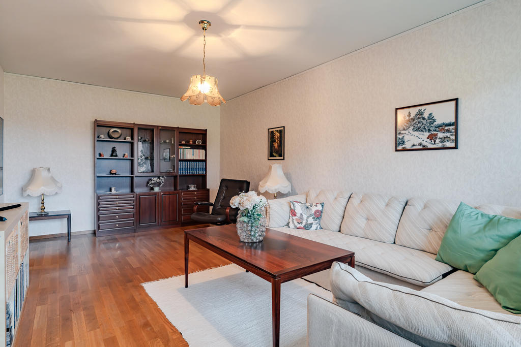 Rymligt vardagsrum med plats för stor soffa