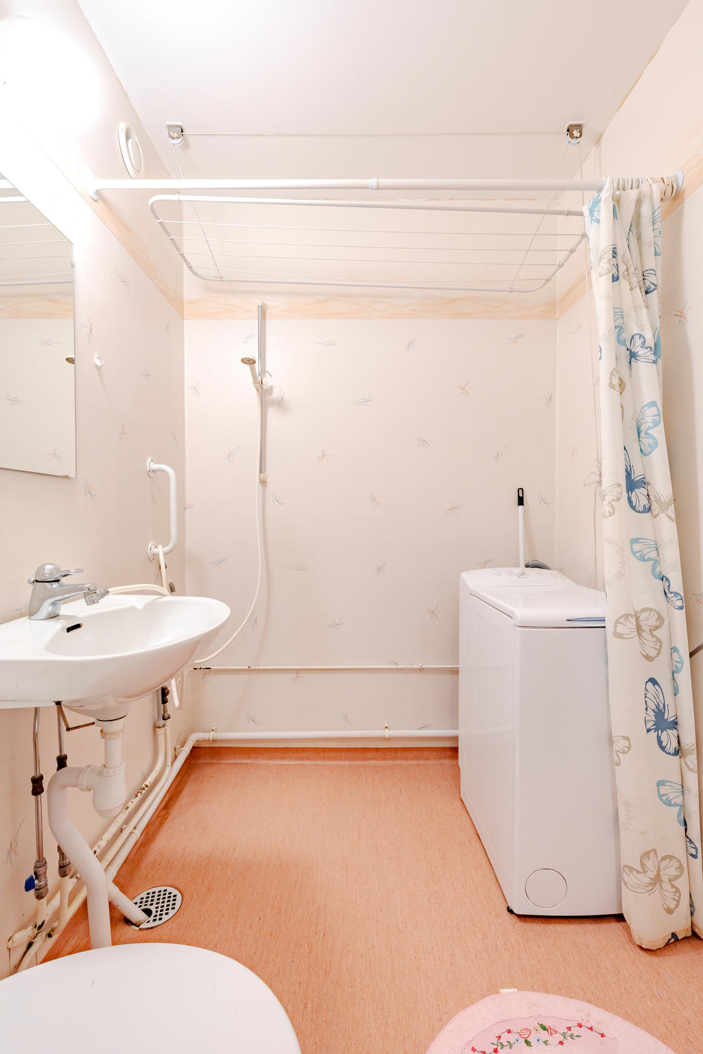Badrummet är utrustat med en tvättmaskin
