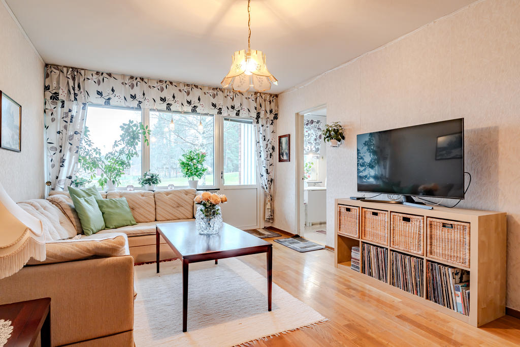 Från vardagsrummet når du ut till uteplatsen.