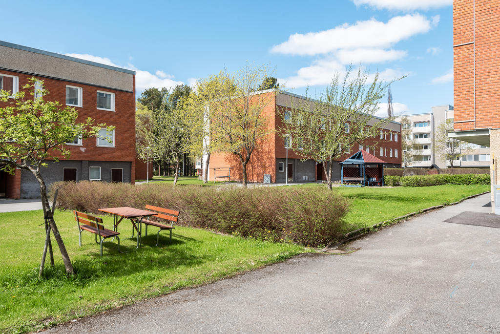 Flera sittplatser i området